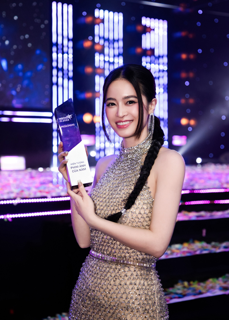 Nhận giải — đầm ánh kim