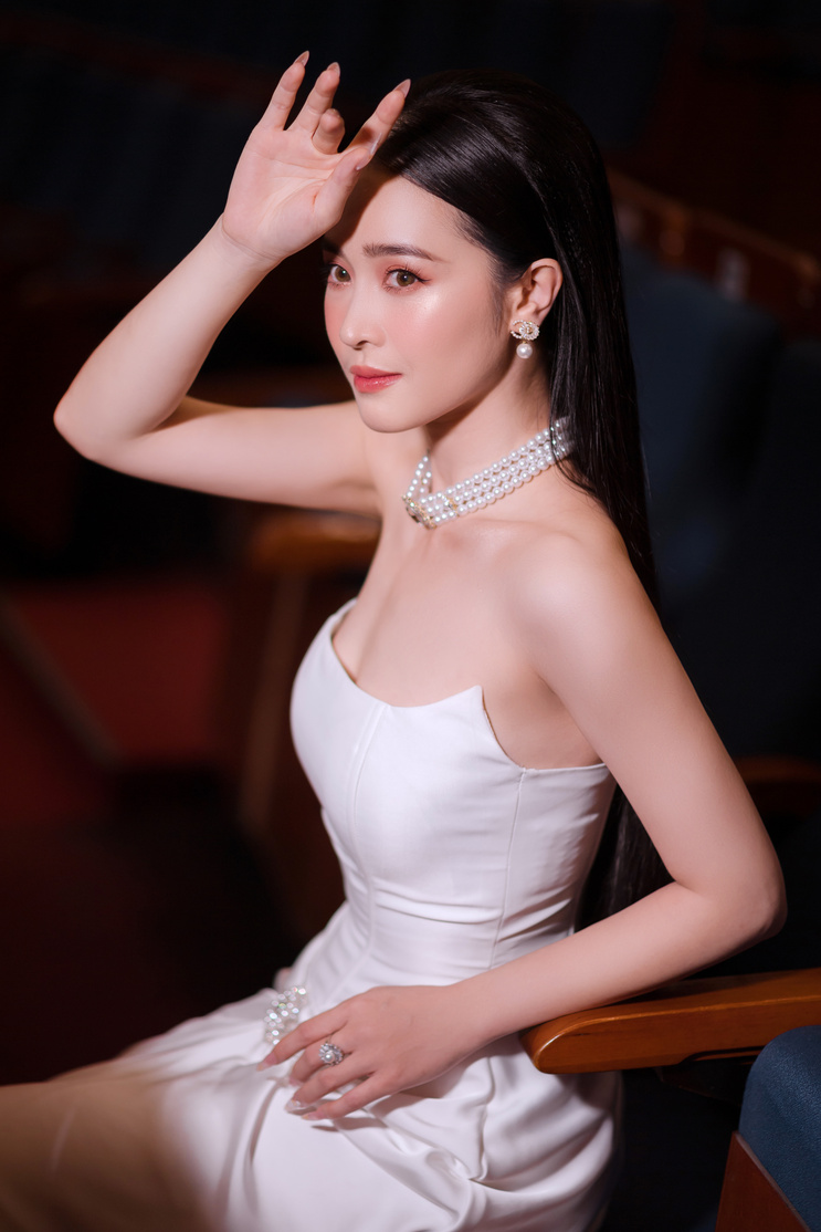 Thảm đỏ — đầm trắng
